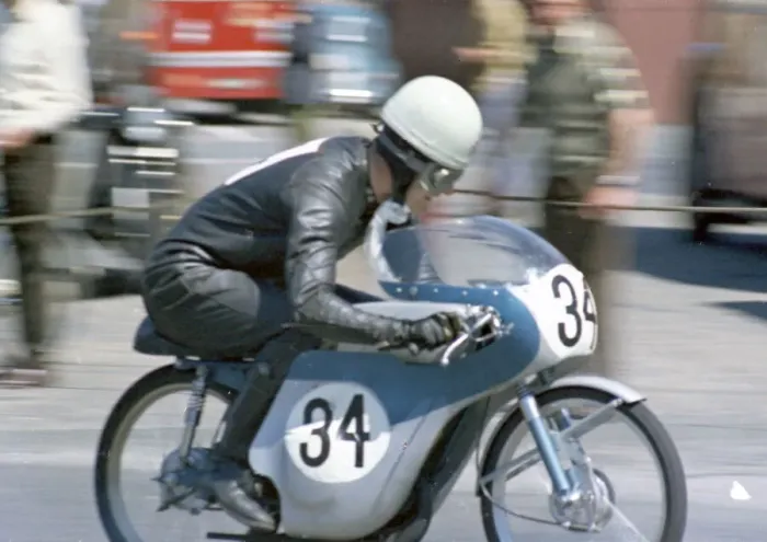 Framed Print : Allan Robinson MBE (Suzuki) 1968 50cc TT Framed Print : Allan Robinson MBE (Suzuki) 1968 50cc TT