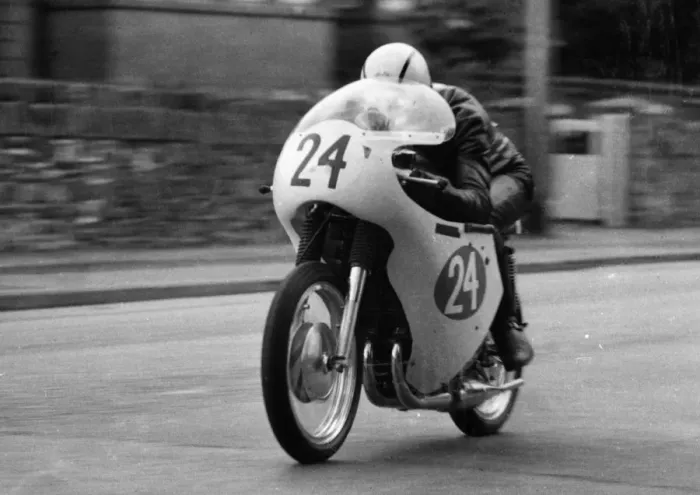 Framed Print : Allan Steele (Yamaha) 1966 Lightweight Manx Grand Prix