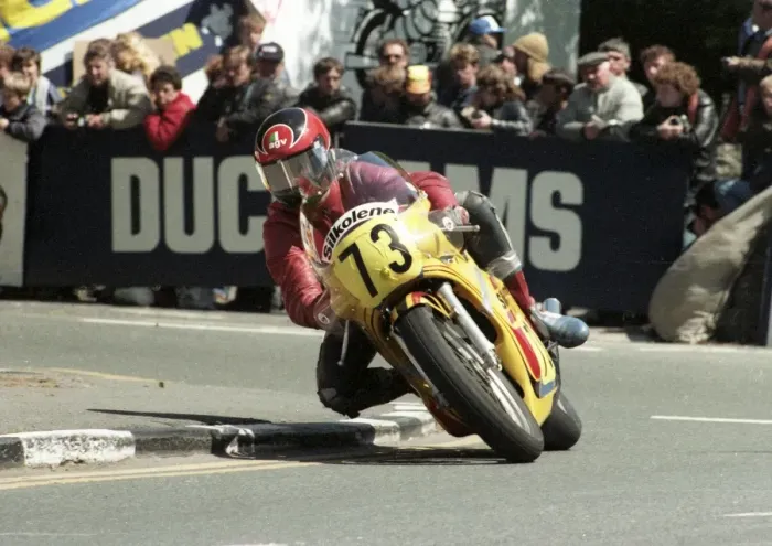Framed Print : Andrew Graves (Yamaha) 1985 Senior TT Framed Print : Andrew Graves (Yamaha) 1985 Senior TT