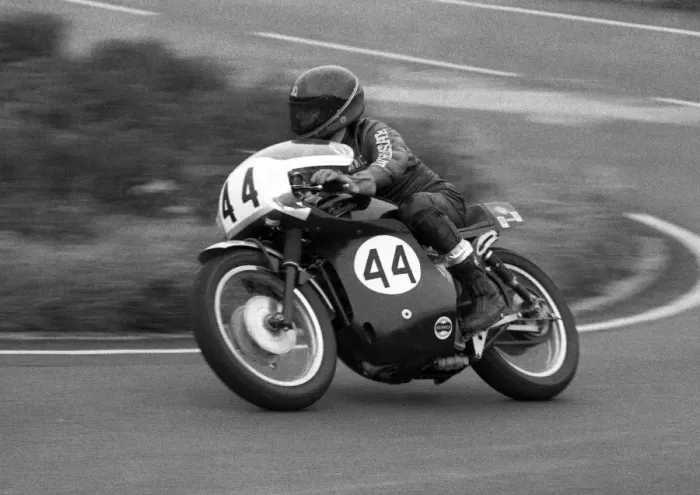 Framed Print : Andy Reynolds (Velocette) 1985 Senior classic Manx Grand Prix