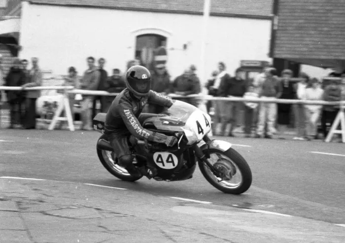 Framed Print : Andy Reynolds (Velocette) 1985 Senior Classic Manx Grand Prix Framed Print : Andy Reynolds (Velocette) 1985 Senior Classic Manx Grand Prix