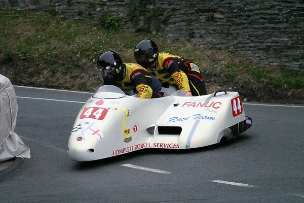 Andy Thompson & Steve Harpham (Fanuc Honda) 2004 Sidecar TT