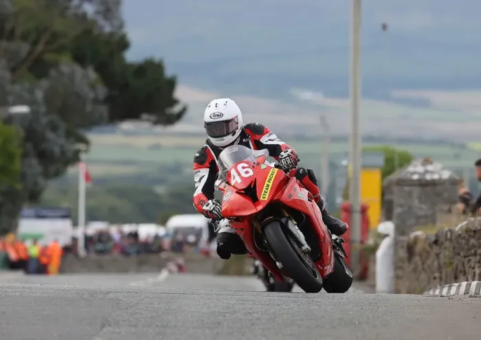 Framed Print : Anthony Redmond (BMW) 2022 Southern 100 Framed Print : Anthony Redmond (BMW) 2022 Southern 100