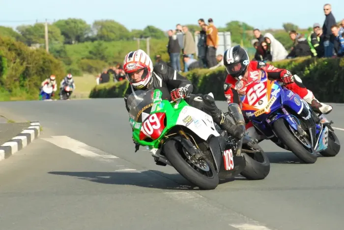 Framed Print : Anthony Redmond (Suzuki) and James Cowton (Honda) 2015 Southern 100 Framed Print : Anthony Redmond (Suzuki) and James Cowton (Honda) 2015 Southern 100