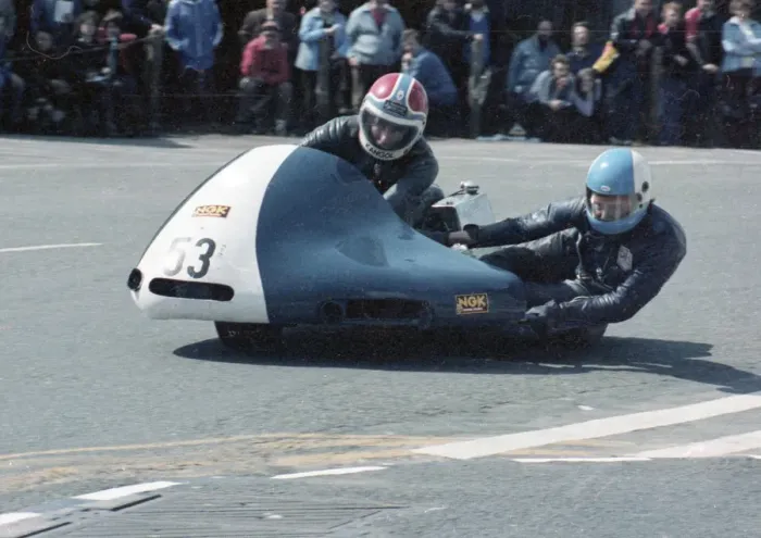 Framed Print : Artie Oates & Peter Cain (Inglewood Kawasaki) 1981 Sidecar TT Framed Print : Artie Oates & Peter Cain (Inglewood Kawasaki) 1981 Sidecar TT