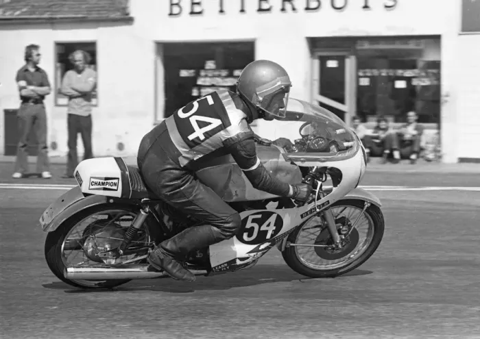 Framed Print : Bill Barker (Yamaha) 1975 Production TT Framed Print : Bill Barker (Yamaha) 1975 Production TT