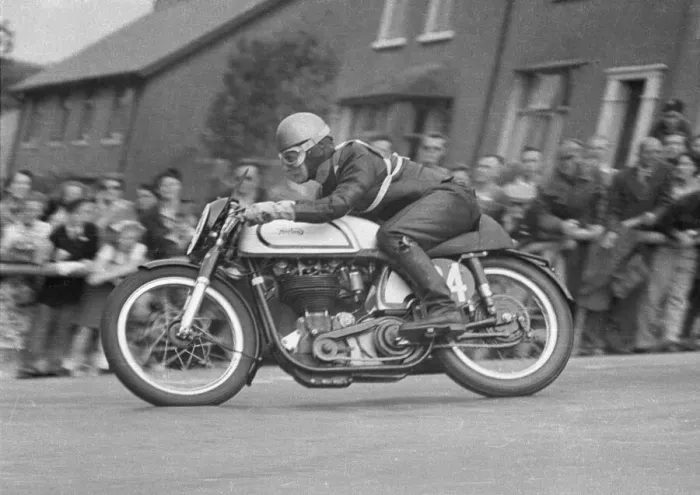 Framed Print : Bill Beevers (Norton) 1952 Senior TT Framed Print : Bill Beevers (Norton) 1952 Senior TT