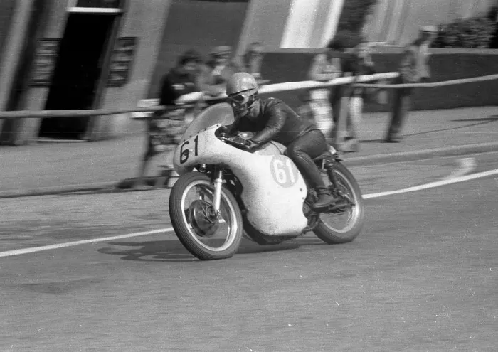 Framed Print : Bertie Schneider (Norton) 1959 JuniorTT Framed Print : Bertie Schneider (Norton) 1959 JuniorTT
