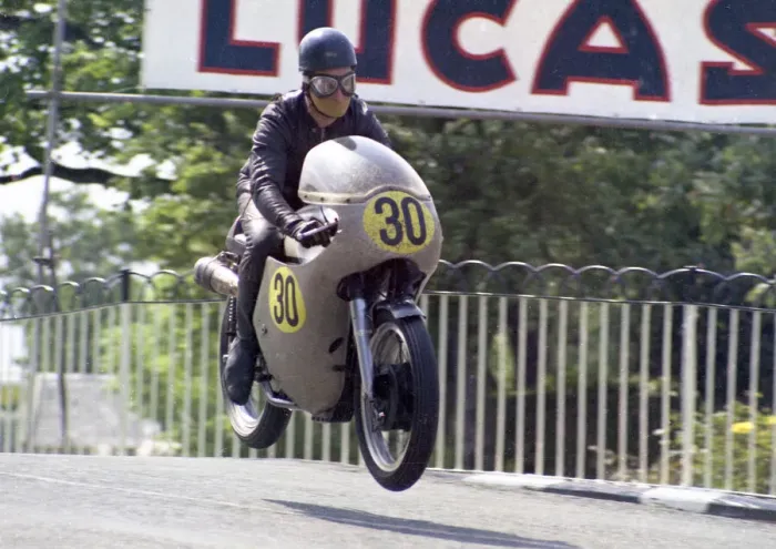 Framed Print : Bob Biscardine (Norton) 1971 Senior TT