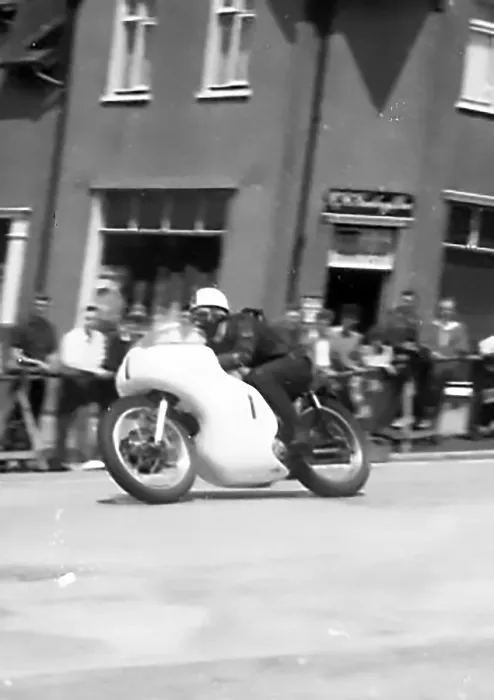 Framed Print : Bob Brown (Norton) on Bray Hill, 1960 Senior TT Framed Print : Bob Brown (Norton) on Bray Hill, 1960 Senior TT