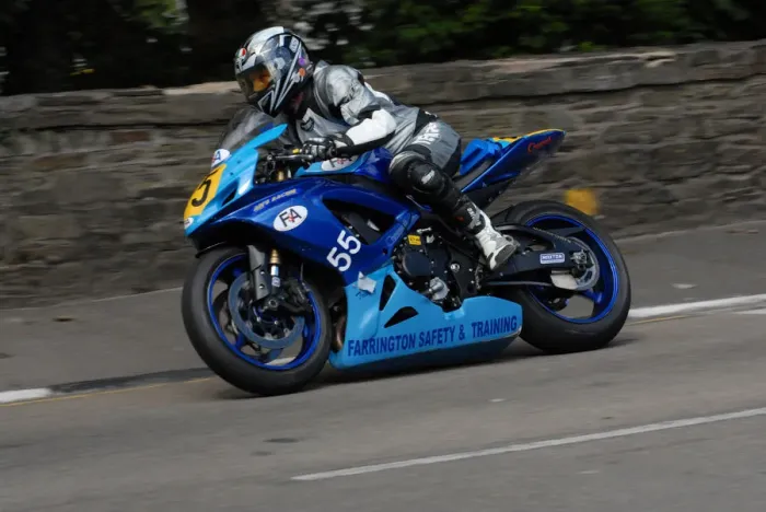 Framed Print : Bob Farrington (Suzuki) 2009 Senior Manx Grand Prix Framed Print : Bob Farrington (Suzuki) 2009 Senior Manx Grand Prix