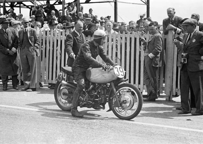 Framed Print : Bob Foster (Guzzi) 1950 Senior TT Framed Print : Bob Foster (Guzzi) 1950 Senior TT