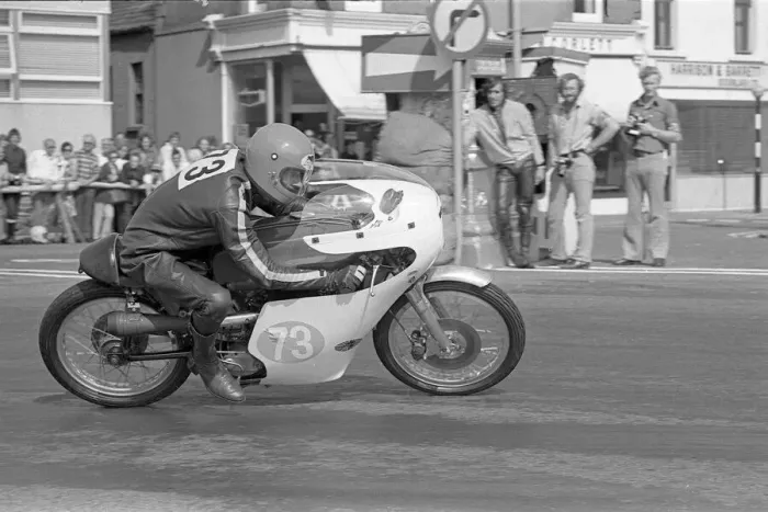 Framed Print : Bob Grover (Norton) 1975 Junior Manx Grand Prix Framed Print : Bob Grover (Norton) 1975 Junior Manx Grand Prix