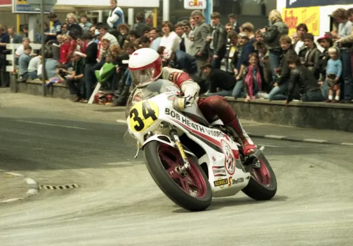 Framed Print : Bob Heath (Yamaha) 1984 Senior TT Framed Print : Bob Heath (Yamaha) 1984 Senior TT