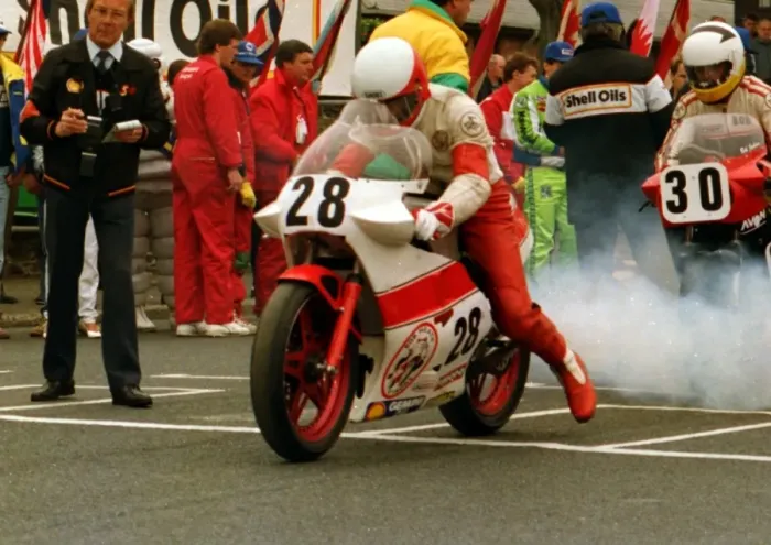 Framed Print : Bob Heath (Yamaha) 1988 Formula One TT Framed Print : Bob Heath (Yamaha) 1988 Formula One TT