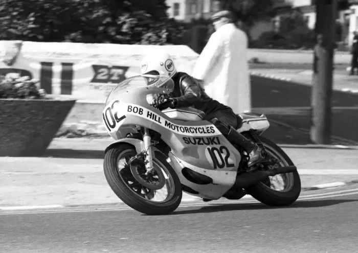 Framed Print : Bob Hill (Suzuki) 1977 Senior Manx Grand Prix Framed Print : Bob Hill (Suzuki) 1977 Senior Manx Grand Prix