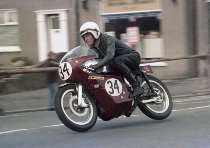 Framed Print : Bob Hirst (Seeley) 1983 Senior Classic Manx Grand Prix
