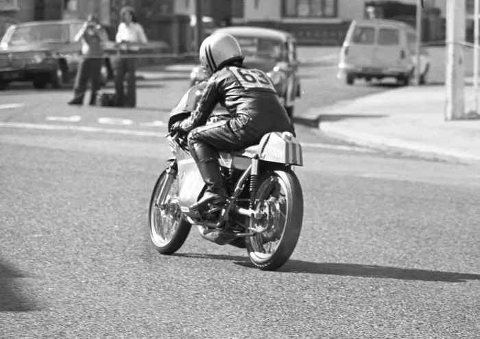 Framed Print : Bob Jackson (Crooks Suzuki) 1975 Lightweight Manx Grand Prix