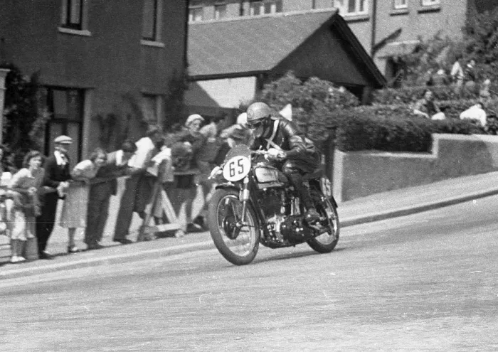 Framed Print : Bob Mawson (Norton) 1951 Senior Clubman TT Framed Print : Bob Mawson (Norton) 1951 Senior Clubman TT