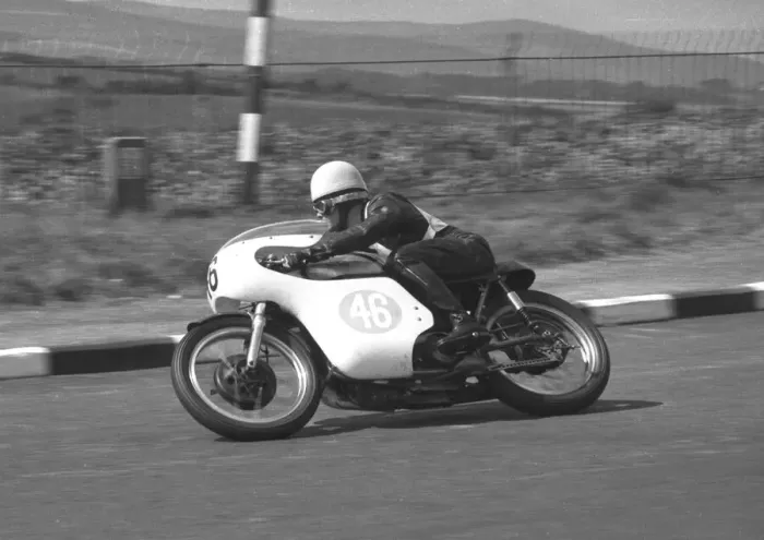 Framed Print : Bob McGregor (Norton) 1963 Senior Manx Grand Prix
