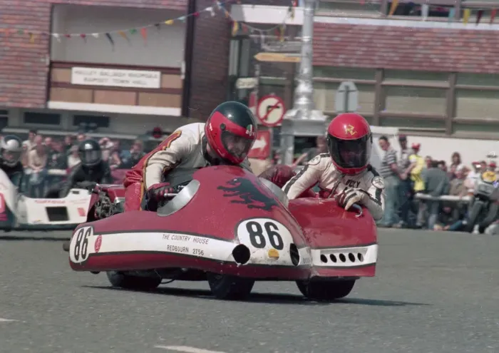Framed Print : Bob Munro & Dickie Gale (Suzuki) 1986 Sidecar TT