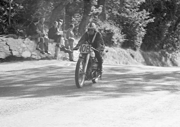 Framed Print : Bob Penney (Norton) 1951 Senior Manx Grand Prix Framed Print : Bob Penney (Norton) 1951 Senior Manx Grand Prix