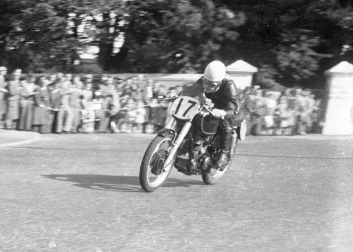 Framed Print : Bob Ritchie (AJS) 1952 Senior Manx Grand Prix Framed Print : Bob Ritchie (AJS) 1952 Senior Manx Grand Prix