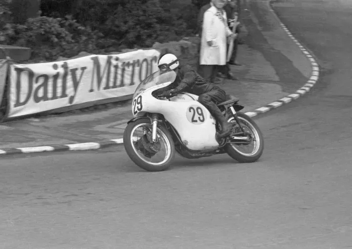 Framed Print : Bob Ritchie (Norton) 1965 Senior TT Framed Print : Bob Ritchie (Norton) 1965 Senior TT