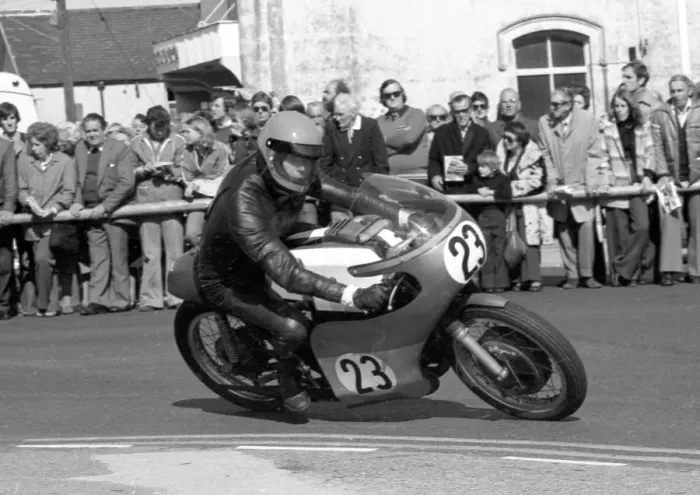 Framed Print : Bob Simmons (Suzuki) 1977 Senior Manx Grand Prix Framed Print : Bob Simmons (Suzuki) 1977 Senior Manx Grand Prix