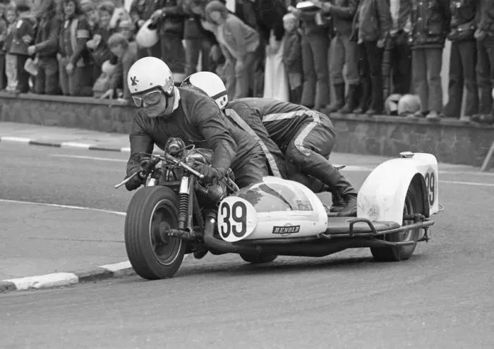 Framed Print : Bran Bardsley & Peter Cropper (Suzuki) 1974 750 Sidecar TT Framed Print : Bran Bardsley & Peter Cropper (Suzuki) 1974 750 Sidecar TT