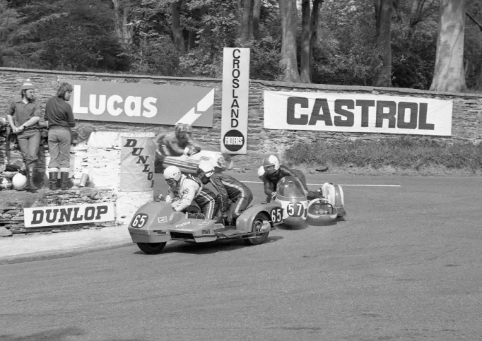Framed Print : Bran Bardsley & Peter Cropper (Suzuki): 1976 1000cc Sidecar TT Framed Print : Bran Bardsley & Peter Cropper (Suzuki): 1976 1000cc Sidecar TT