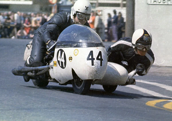 Bran Bardsley & Peter Cropper (Suzuki) 1973 500cc Sidecar TT