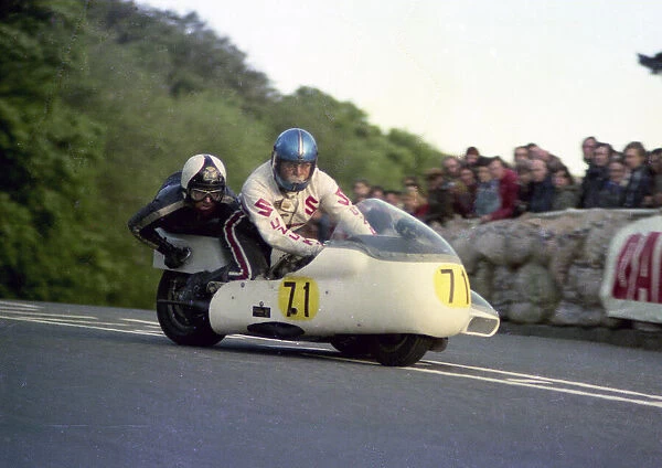 Bran Bardsley & Peter Cropper (Suzuki) 1976 1000cc Sidecar TT