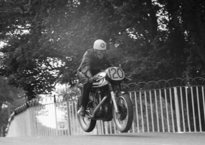 Framed Print : Brian Betts (Norton) 1960 Senior Manx Grand Prix Framed Print : Brian Betts (Norton) 1960 Senior Manx Grand Prix
