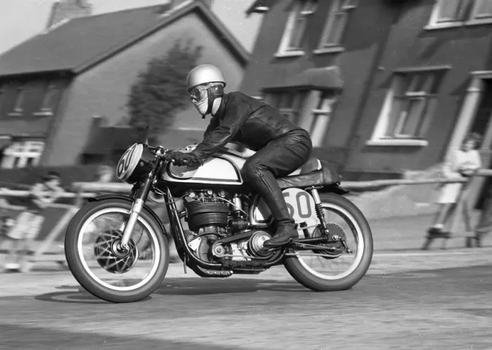 Framed Print : Brian Carr (Norton) 1959 Junior Manx Grand Prix Framed Print : Brian Carr (Norton) 1959 Junior Manx Grand Prix