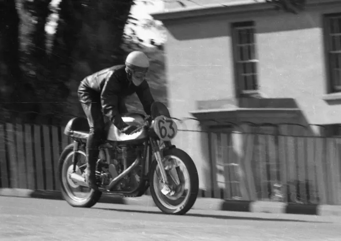 Framed Print : Brian Carr (Norton) 1961 Senior Manx Grand Prix Framed Print : Brian Carr (Norton) 1961 Senior Manx Grand Prix