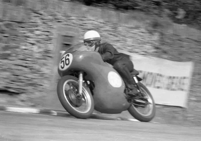 Framed Print : Brian Carr (Norton) 1962 Junior Manx Grand Prix Framed Print : Brian Carr (Norton) 1962 Junior Manx Grand Prix