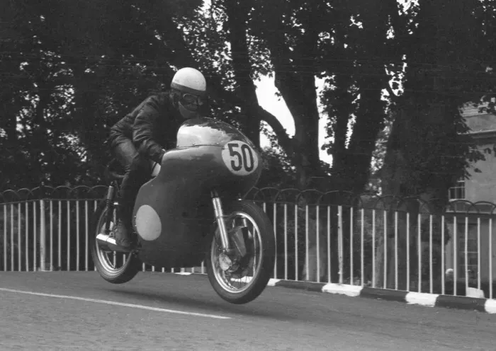 Framed Print : Brian Carr (Norton) 1962 Senior Manx Grand Prix practice Framed Print : Brian Carr (Norton) 1962 Senior Manx Grand Prix practice