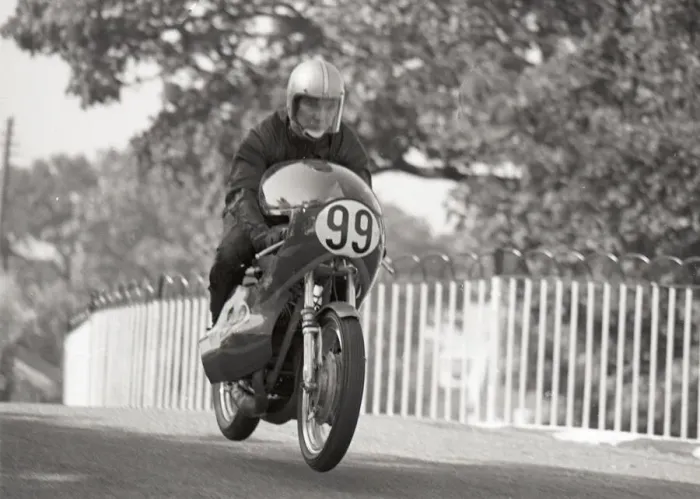 Framed Print : Brian Coope (Kawasaki Metisse) 1971 Senior Manx Grand Prix Framed Print : Brian Coope (Kawasaki Metisse) 1971 Senior Manx Grand Prix