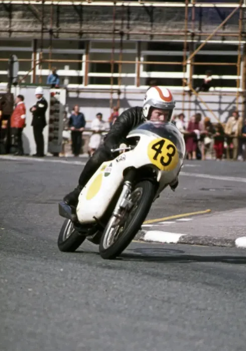 Framed Print : Brian Garratt (Norton) 1973 Senior Manx Grand Prix Framed Print : Brian Garratt (Norton) 1973 Senior Manx Grand Prix