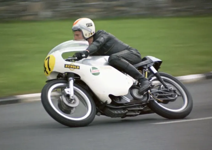 Framed Print : Brian Garratt (Norton) 1974 Senior Manx Grand Prix Framed Print : Brian Garratt (Norton) 1974 Senior Manx Grand Prix
