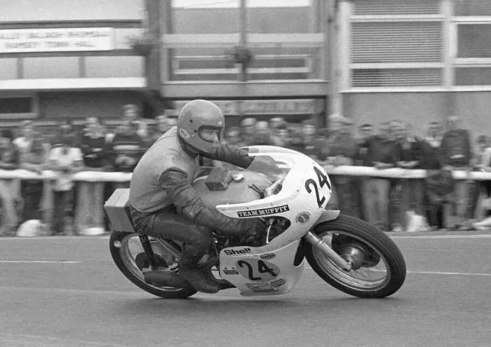 Framed Print : Brian Garratt (Norton) 1981 Senior Manx Grand Prix Framed Print : Brian Garratt (Norton) 1981 Senior Manx Grand Prix