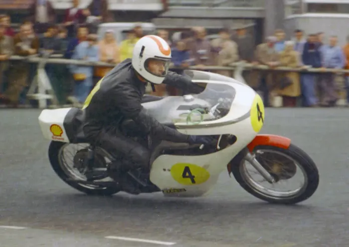 Framed Print : Brian Garratt (Suzuki) 1976 Senior Manx Grand Prix Framed Print : Brian Garratt (Suzuki) 1976 Senior Manx Grand Prix