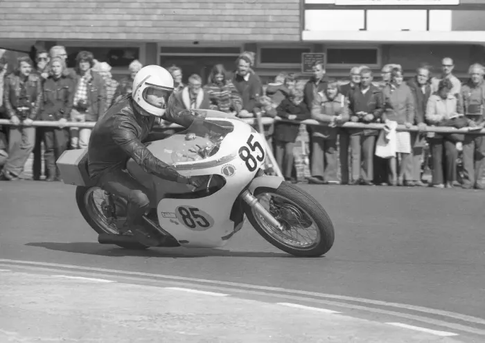 Framed Print : Brian Garratt (Suzuki) 1977 Senior Manx Grand Prix Framed Print : Brian Garratt (Suzuki) 1977 Senior Manx Grand Prix