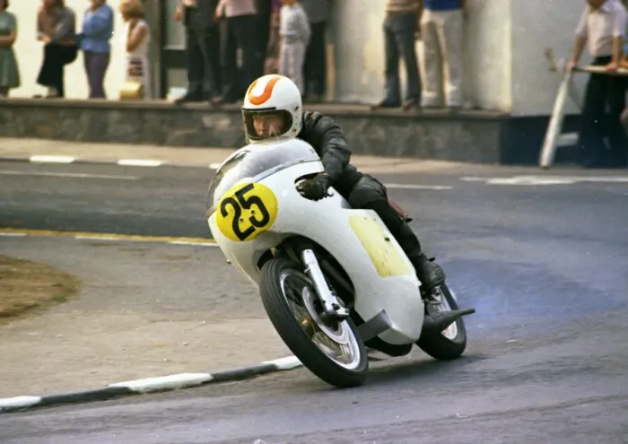 Framed Print : Brian Garratt (Suzuki spl) 1975 Senior Manx Grand Prix