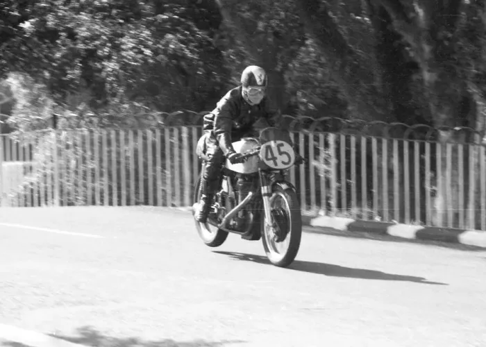 Framed Print : Brian Hunter (Norton) 1961 Senior Manx Grand Prix Framed Print : Brian Hunter (Norton) 1961 Senior Manx Grand Prix