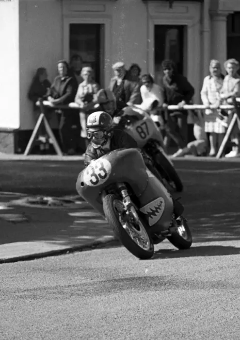 Framed Print : Brian Hussey (Norton) 1973 Senior Manx Grand Prix Framed Print : Brian Hussey (Norton) 1973 Senior Manx Grand Prix