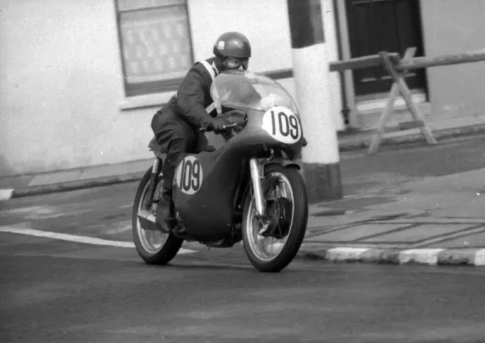Framed Print : Brian McLean (Norton) 1965 Senior Manx Grand Prix Framed Print : Brian McLean (Norton) 1965 Senior Manx Grand Prix