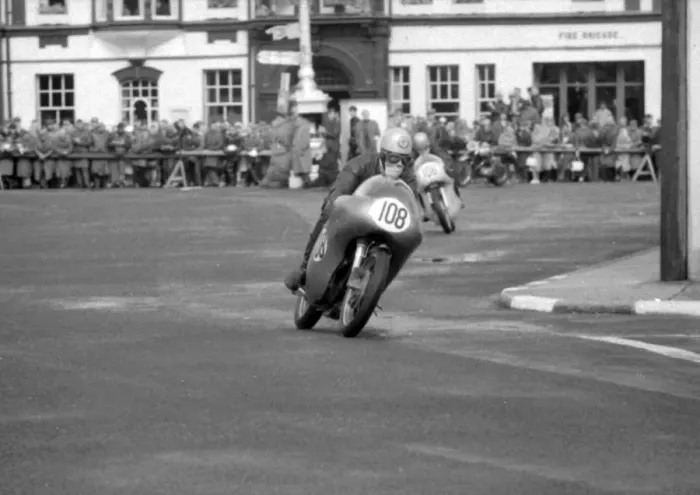 Framed Print : Brian Park (Norton) 1965 Senior Manx Grand Prix Framed Print : Brian Park (Norton) 1965 Senior Manx Grand Prix