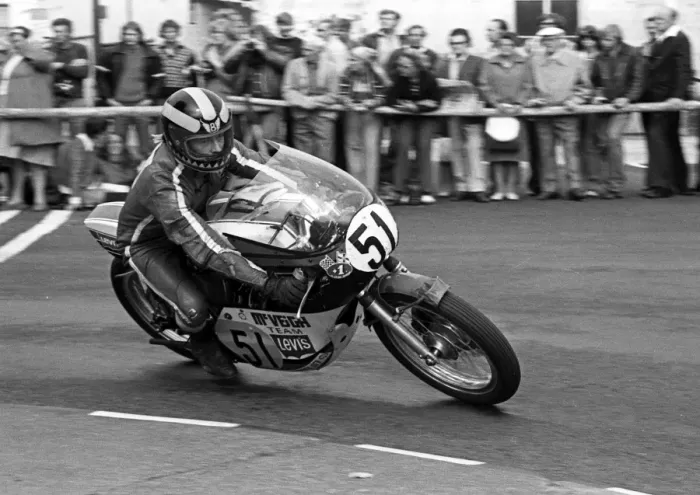 Framed Print : Brian Peters (Yamaha) 1975 Senior Manx Grand Prix Framed Print : Brian Peters (Yamaha) 1975 Senior Manx Grand Prix